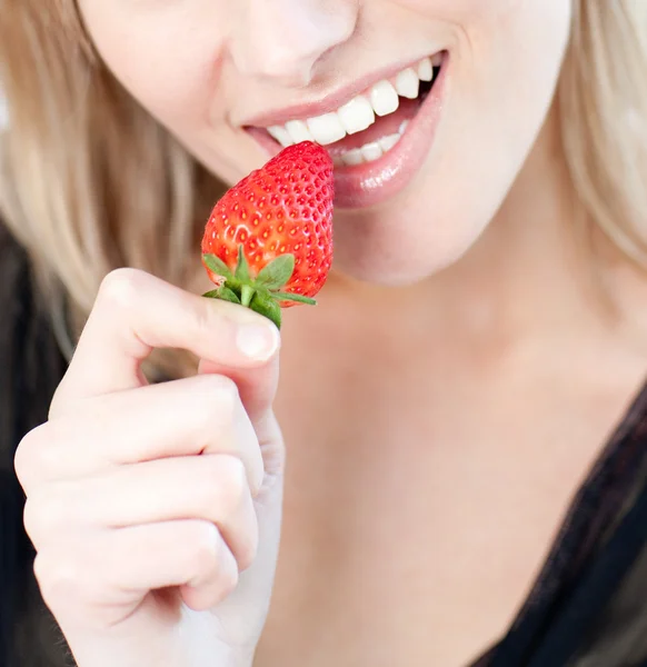 Donna caucasica mangiare una fragola — Foto Stock