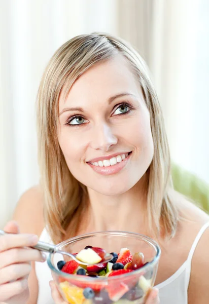 Mulher radiante comendo uma salada de frutas — Fotografia de Stock