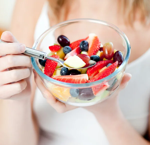 Gros plan d'une femme qui mange une salade de fruits — Photo