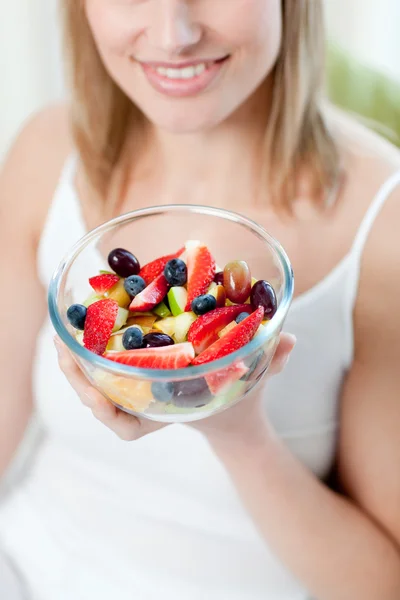Mulher atraente comendo uma salada de frutas — Fotografia de Stock