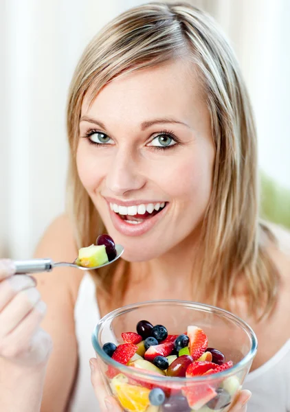 Glühende Frau isst Obstsalat — Stockfoto