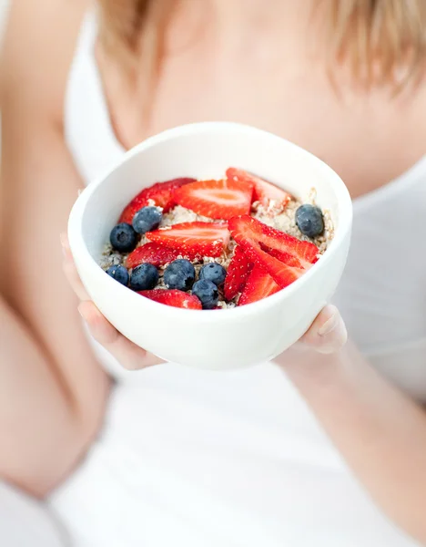 Donna bionda che tiene una ciotola di muesli con frutta — Foto Stock