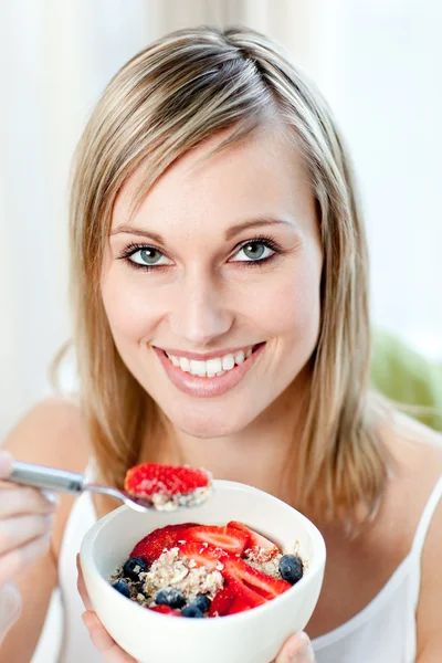 Glückliche Frau isst Müsli mit Früchten — Stockfoto