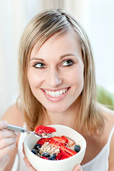 Mulher encantada comendo muesli com frutas — Fotografia de Stock