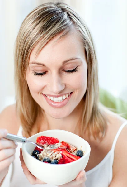 Donna brillante mangiare muesli con frutta — Foto Stock