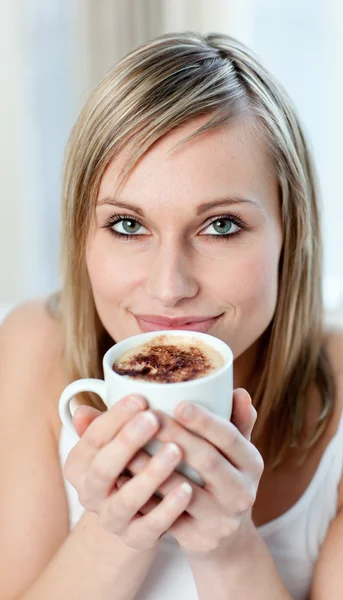 Портрет веселой женщины, пьющей кофе — стоковое фото