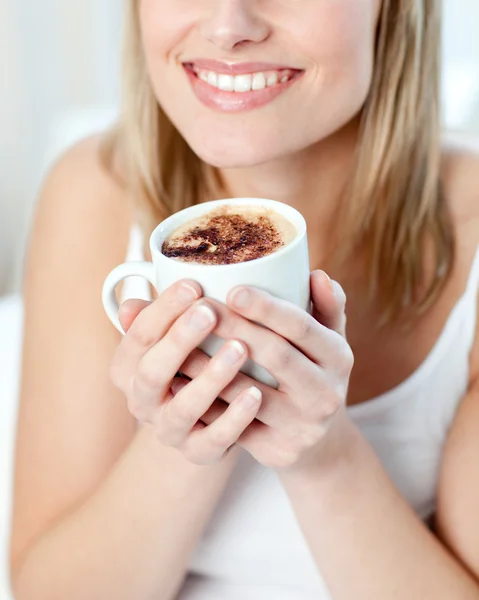 Porträt einer lächelnden Frau beim Kaffeetrinken — Stockfoto