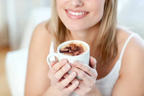 一个开朗的女人，喝一杯咖啡的特写 — 图库照片