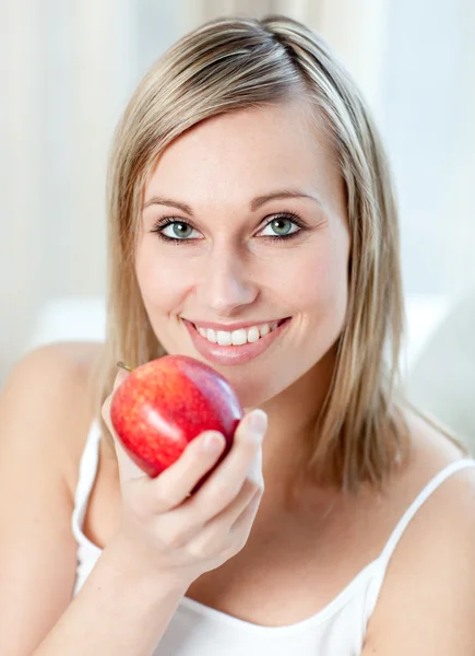 사과 먹고 웃는 여자 — 스톡 사진