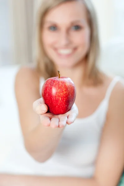 Donna allegra che mostra una mela — Foto Stock