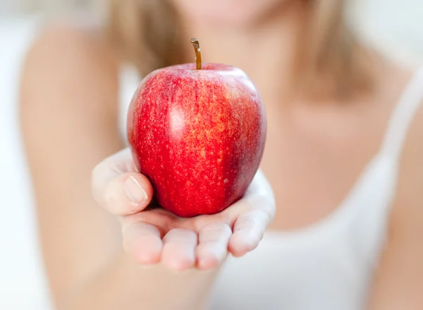 Nahaufnahme einer Frau, die einen Apfel zeigt — Stockfoto