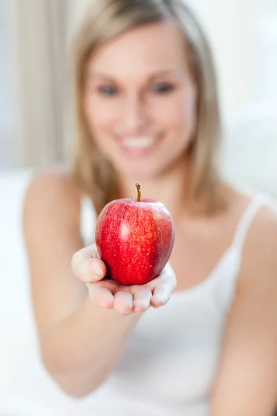 显示一个苹果的白种女人 — 图库照片