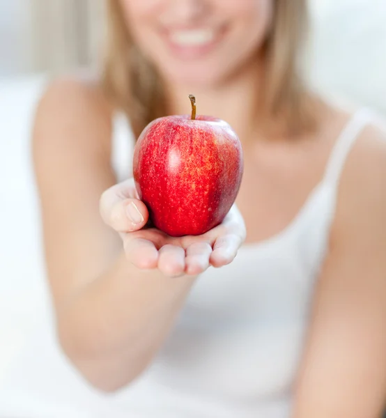 Primer plano de una mujer rubia mostrando una manzana —  Fotos de Stock