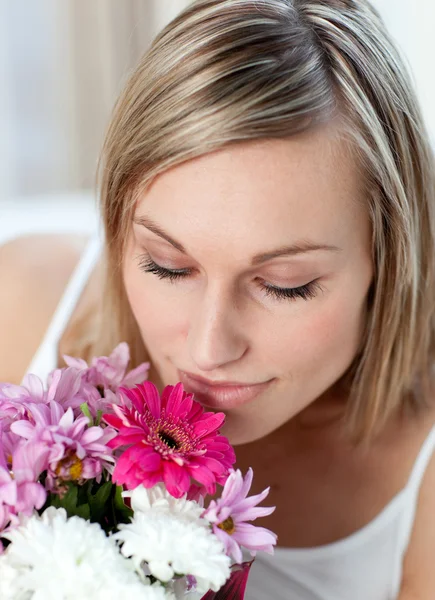 Beautiful woman smelling a bunch of flowers — Stock Photo, Image