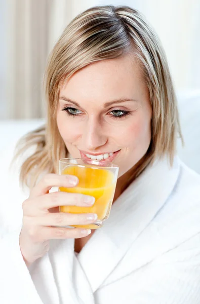 Retrato de uma jovem segurando um suco de laranja — Fotografia de Stock