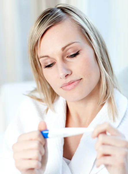 Красивая женщина узнаёт результаты теста на беременность — стоковое фото