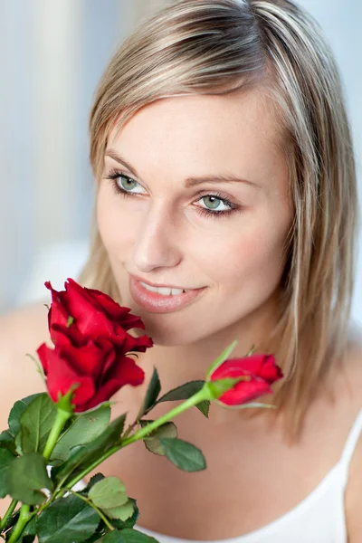 Portrét roztomilé ženy držící růže — Stock fotografie