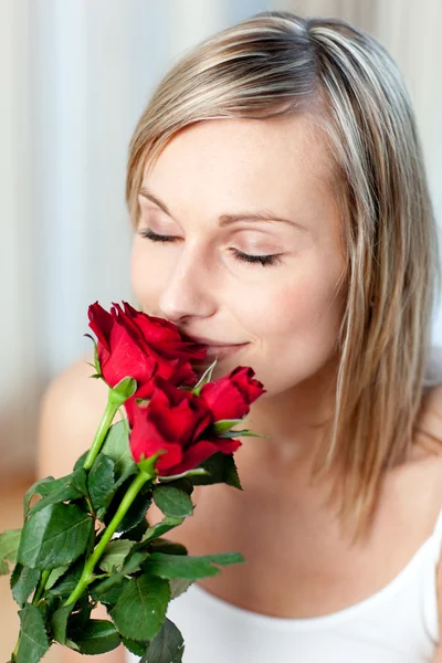 Piękna kobieta, zapach róż — Zdjęcie stockowe