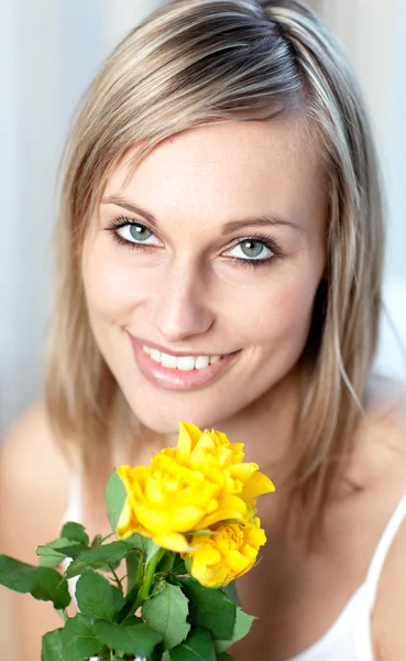 Retrato de una mujer brillante sosteniendo rosas amarillas —  Fotos de Stock