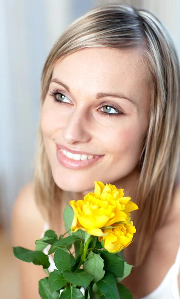 Retrato de uma mulher encantadora segurando rosas amarelas — Fotografia de Stock