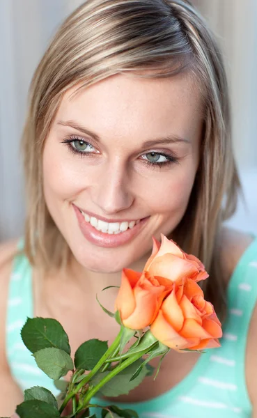 Retrato de uma mulher brilhante segurando rosas — Fotografia de Stock