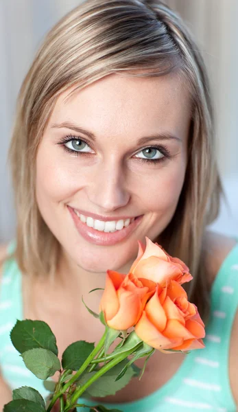 Retrato de una mujer encantada sosteniendo rosas — Foto de Stock