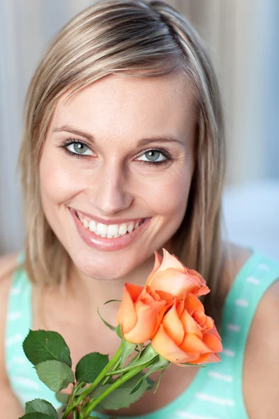 Portrait of a radiant woman holding roses — Stock Photo, Image