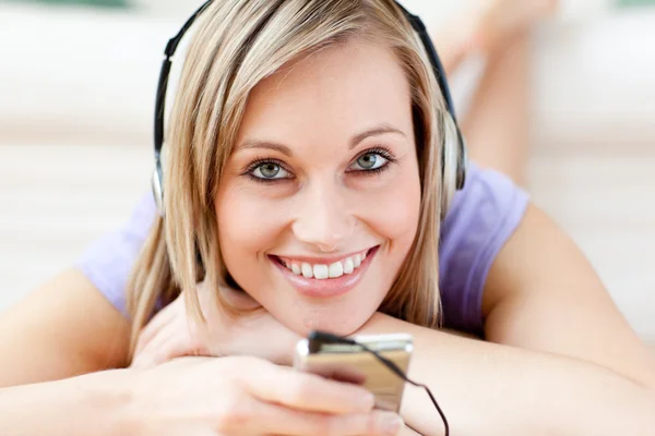 Kobieta szczęśliwy słuchania muzyki na podłodze — Zdjęcie stockowe
