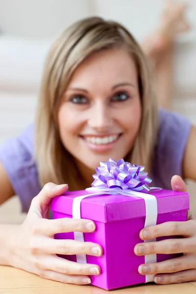 Улыбающаяся женщина с подарком — стоковое фото