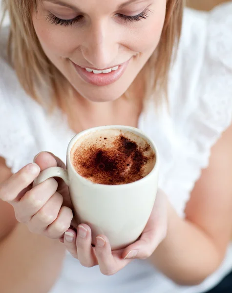 Сияющая женщина пьет кофе — стоковое фото