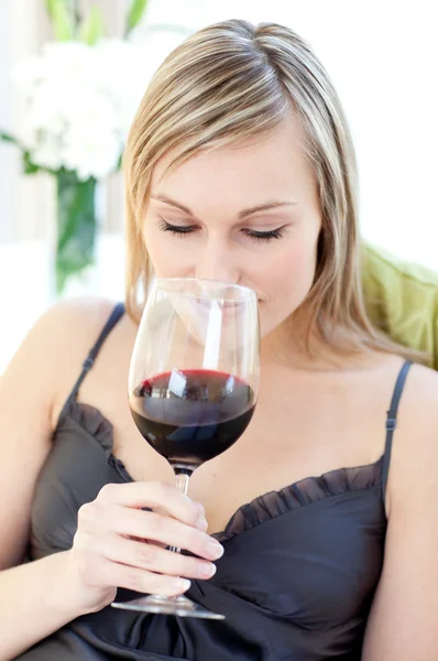 Schöne Frau trinkt Rotwein — Stockfoto
