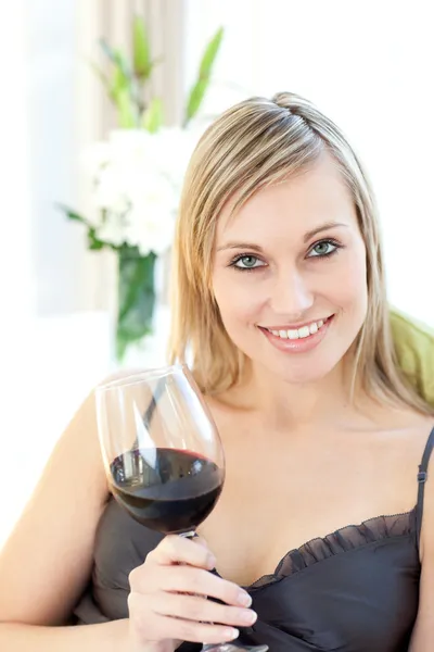Mulher alegre bebendo vinho tinto — Fotografia de Stock