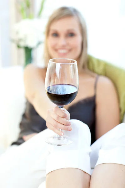 Сяюча жінка п'є червоне вино — стокове фото