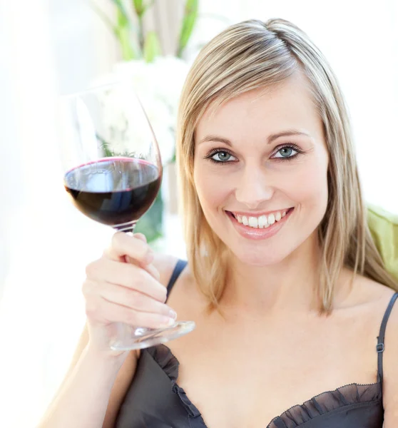 Světlé žena pít červené víno — Stock fotografie