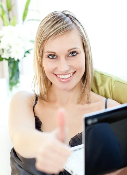 Radost žena surfování na internetu, sedí na pohovce — Stock fotografie