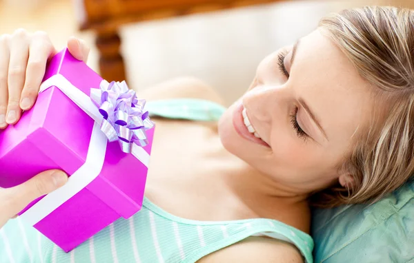 Happy woman holding a present — Stock Photo, Image
