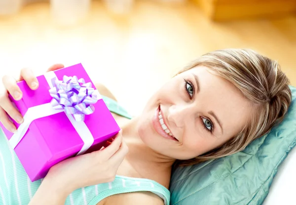 Uśmiechnięta kobieta trzyma prezent. — Zdjęcie stockowe