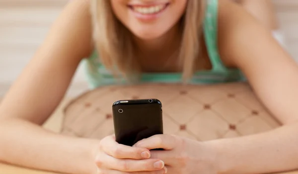 Close-up van een vrouw verzenden van een tekst die op de vloer liggen — Stockfoto