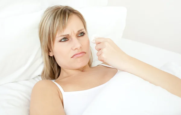 Προσωπογραφία γυναίκας άρρωστος ξαπλωμένο σε ένα κρεβάτι — Φωτογραφία Αρχείου