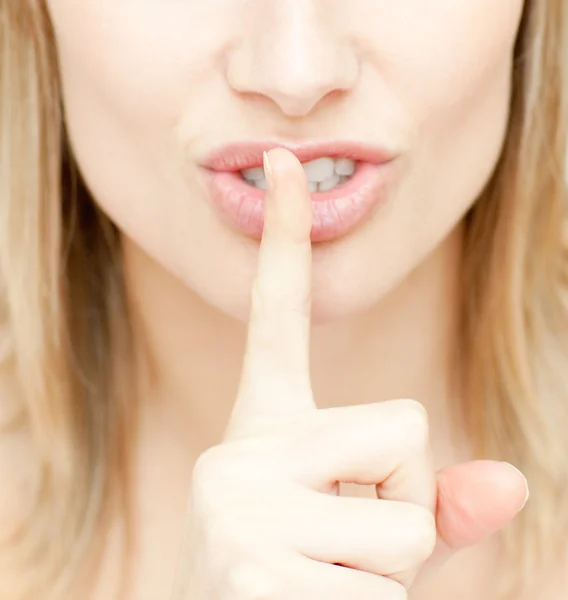 Close-up de uma mulher pedindo silêncio — Fotografia de Stock