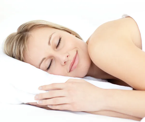 Mulher radiante dormindo em sua cama — Fotografia de Stock