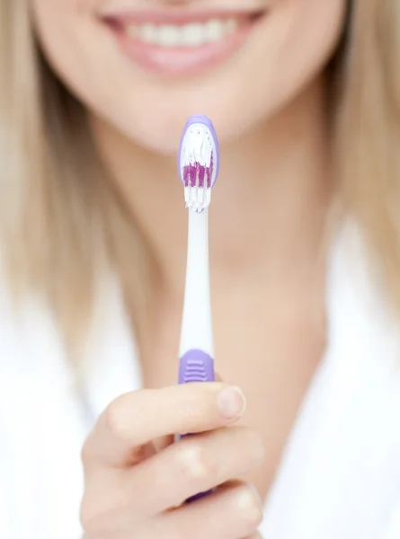 Close-up de uma mulher segurando uma escova de dentes — Fotografia de Stock