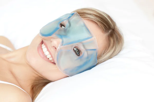 Mujer sonriente con una máscara de gel para los ojos —  Fotos de Stock