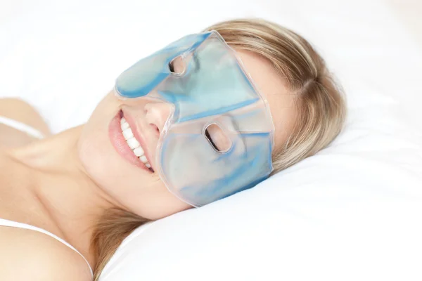 Avslappnad kvinna med en eye gel mask — Stockfoto