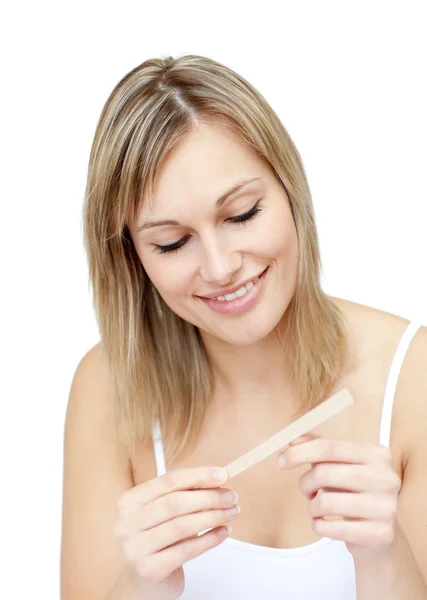 Retrato de uma mulher atraente arquivando suas unhas — Fotografia de Stock