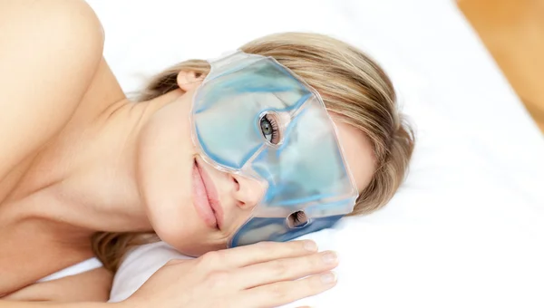 Mulher pacífica com uma máscara de gel de olho — Fotografia de Stock