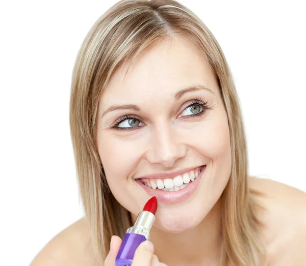 Retrato de una mujer carismática poniendo lápiz labial rojo — Foto de Stock