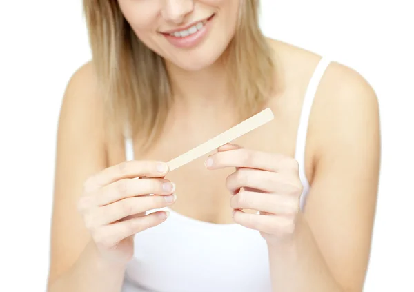 Портрет улыбающейся женщины, складывающей ногти — стоковое фото