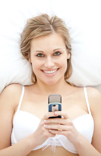 Glückliche Frau in Unterwäsche sendet einen Text — Stockfoto