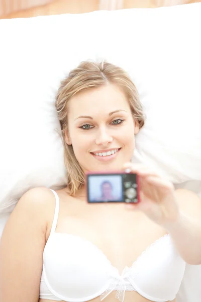 Mujer atractiva tomando una foto de sí misma — Foto de Stock